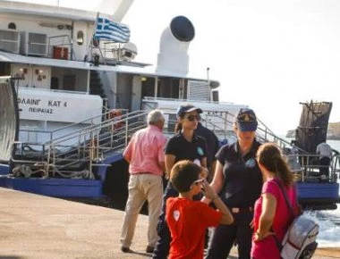 Με ασφάλεια μεταφέρθηκαν στη στεριά οι επιβάτες του Flyingcat 4 που προσάραξε στο λιμάνι της Ραφήνας (φωτο)